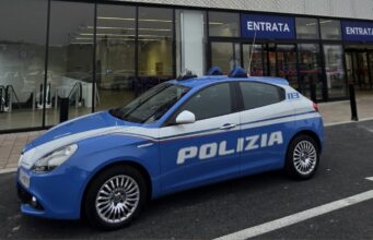 Rubano bottiglie all’IperTosano, uno aveva anche un coltello