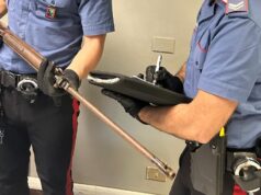 Sale sul tetto del condominio con una carabina rubata: denunciato