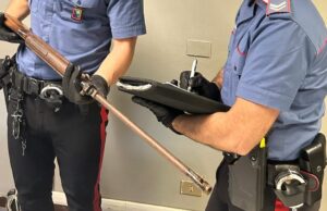 Sale sul tetto del condominio con una carabina rubata: denunciato