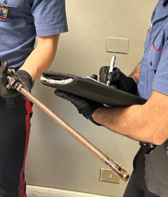 Sale sul tetto del condominio con una carabina rubata: denunciato