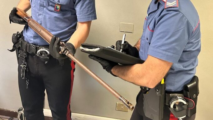 Sale sul tetto del condominio con una carabina rubata denunciato