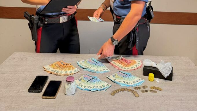 Seguito per le vie del paese, beccato con cocaina e oltre 1000 euro