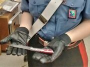 Si presenta dai carabinieri armato di coltello: 39enne denunciato