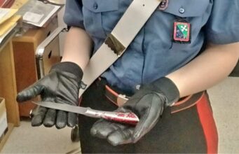 Si presenta dai carabinieri armato di coltello: 39enne denunciato