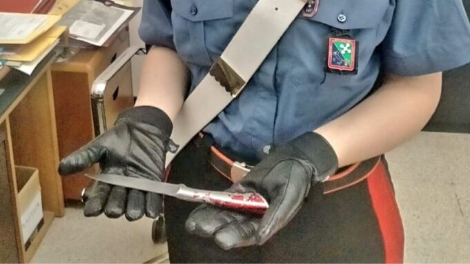 Si presenta dai carabinieri armato di coltello 39enne denunciato
