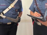 Urla e minaccia la madre con una roncola: arrestato un 32enne