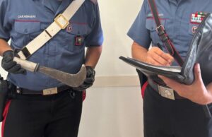 Urla e minaccia la madre con una roncola: arrestato un 32enne