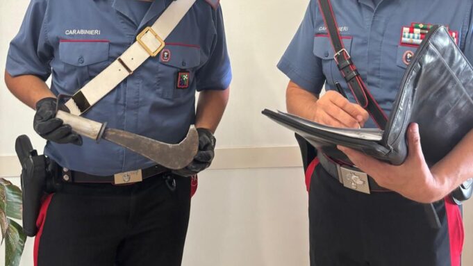 Urla e minaccia la madre con una roncola arrestato un 32enne