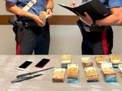 Fermato con 100mila euro e due coltelli nascosti sotto il sedile