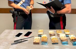 Fermato con 100mila euro e due coltelli nascosti sotto il sedile