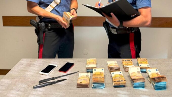 Viaggiava con 100mila euro e due coltelli nascosti sotto il sedile
