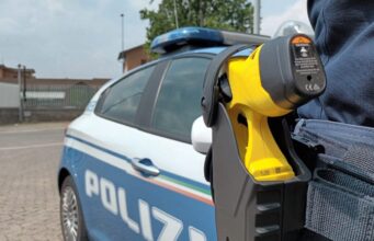Aggredisce gli agenti a calci e pugni: bloccato con il taser