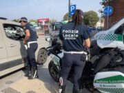 Bancali bruciati illegalmente in via Nicolini: nei guai il capo cantiere