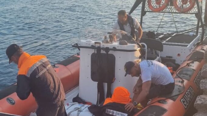 Barca alla deriva al centro del Garda salvati i due giovani dispersi