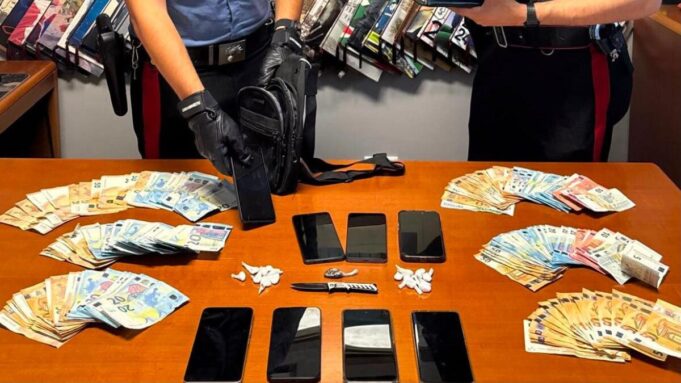 Cocaina, hashish e 7mila euro in contanti denunciati due 25enni