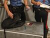 Ruba alcolici e spintona la vigilanza: nello zaino trovato un coltello