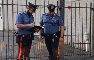 Marcheno, accoltella due colleghi dopo una lite in officina: arrestato