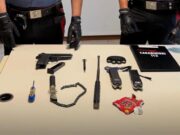 Scacciacani, storditori e droga in macchina: denunciati tre giovani