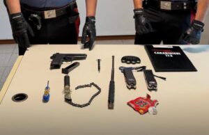 Scacciacani, storditori e droga in macchina: denunciati tre giovani