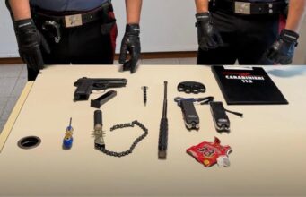 Scacciacani, storditori e droga in macchina: denunciati tre giovani