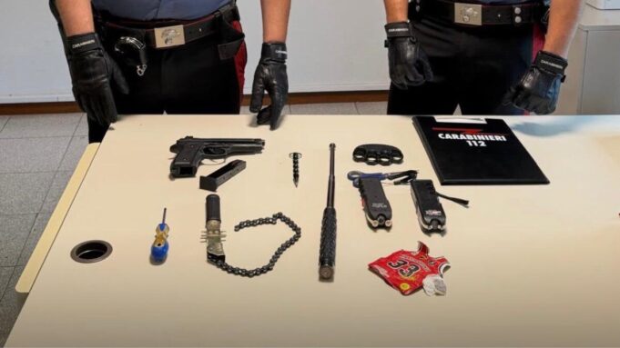 Scacciacani, storditori e driga in macchina denunciati tre giovani