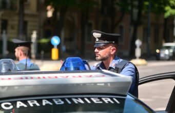 Scappa con l’auto rubata e causa un incidente dopo l’inseguimento