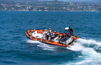 Sirmione, salva un bambino e scompare nelle acque: ricerche in corso