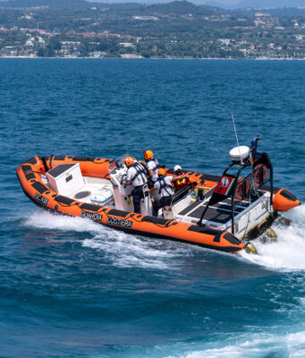Sirmione, salva un bambino e scompare nelle acque: ricerche in corso