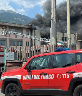 Incendio a Pian Camuno, madre e figlio salvati dai Vigli del Fuoco