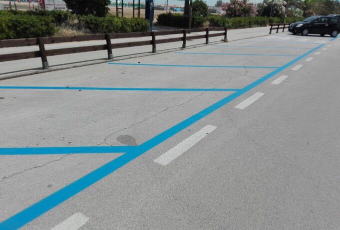 parcheggio-strisce-blu-1