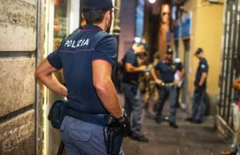 Minaccia di morte i sanitari, reagisce ai poliziotti: arrestato
