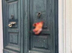 Una testa di maiale sul portone della futura sede della Moschea