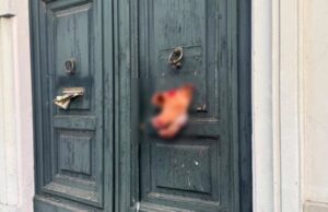Una testa di maiale sul portone della futura sede della Moschea