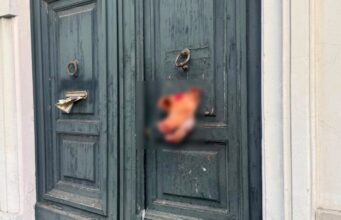 Una testa di maiale sul portone della futura sede della Moschea