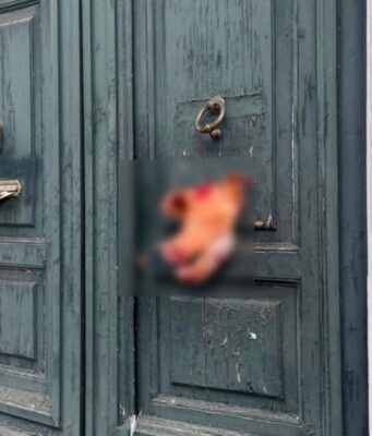 Una testa di maiale sul portone della futura sede della Moschea